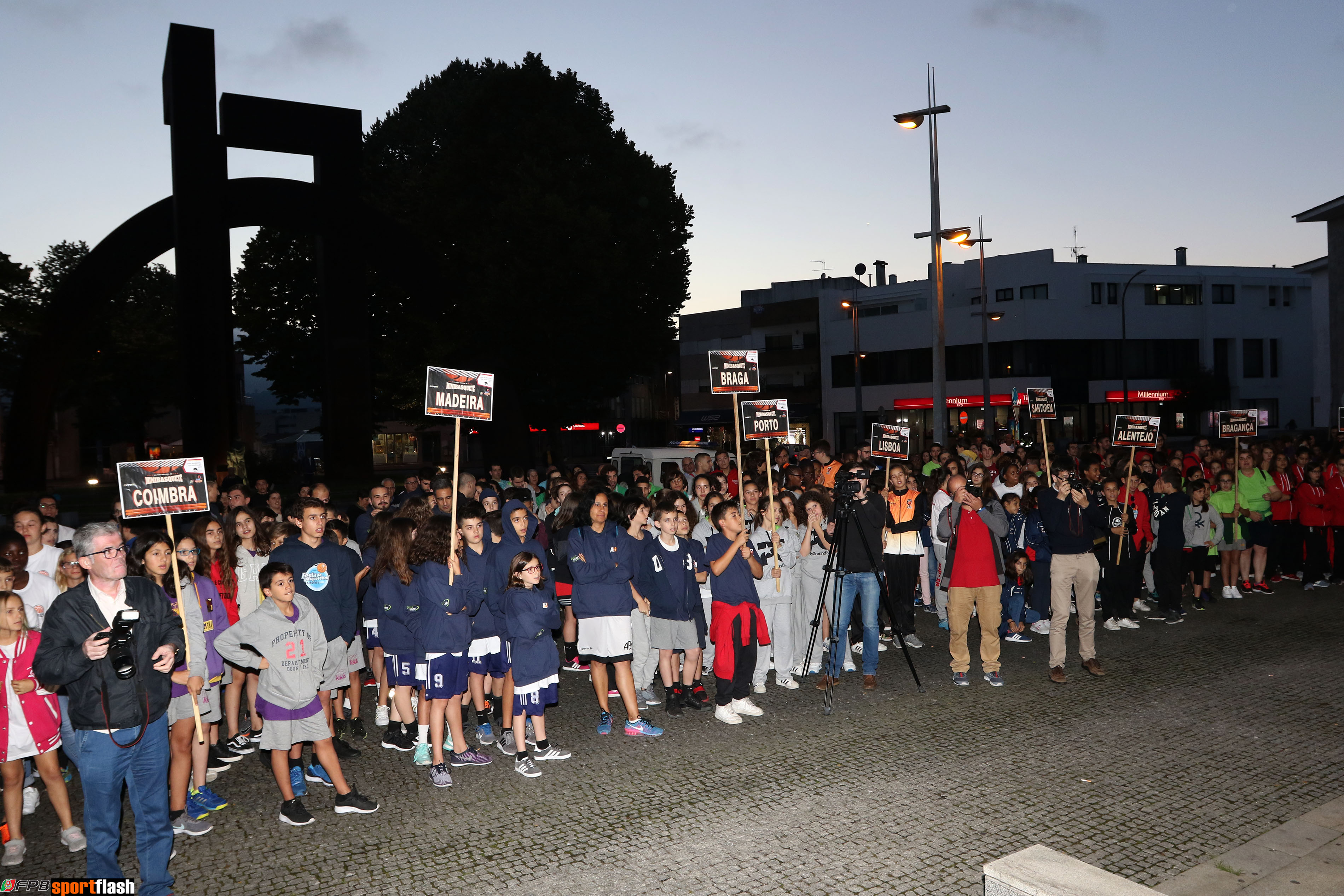 Dia de estreia da Festa do Minibasquete em imagens (VÍDEO)