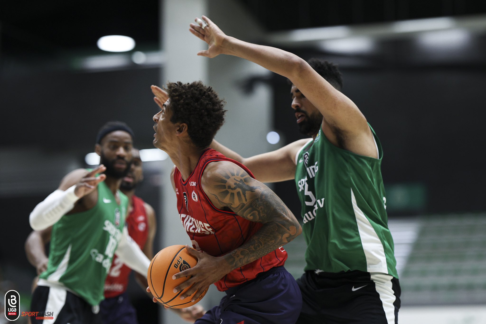 OVARENSE VENCE U. OLIVEIRENSE E MARCA ENCONTRO COM O BENFICA NAS  MEIAS-FINAIS DA LIGA BETCLIC DE BASQUETEBOL - TV Guadiana