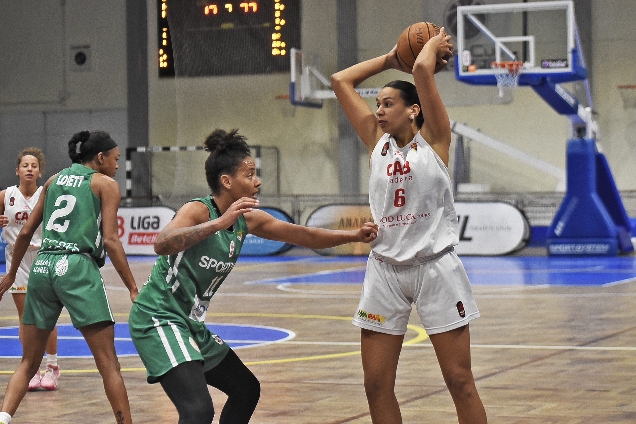 Benfica arrasa a Ovarense no jogo 1 das meias-finais da Liga Betclic de  basquetebol