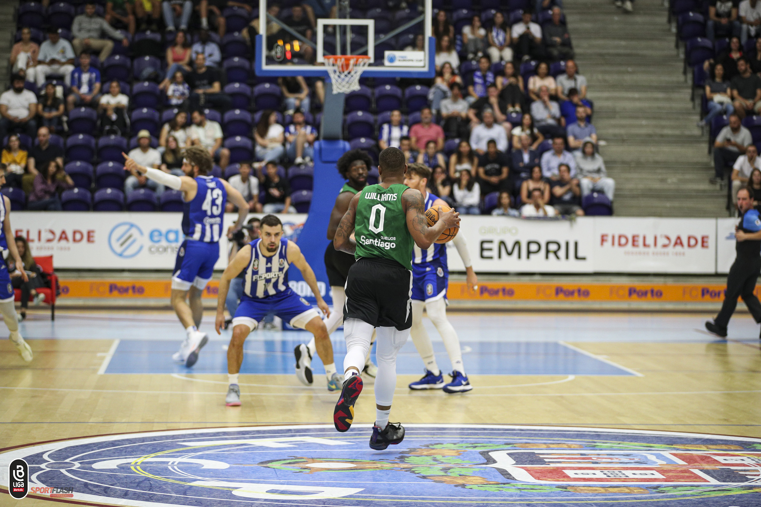 Basquetebol AO VIVO: o jogo 2 da meia-final entre FC Porto e Sporting