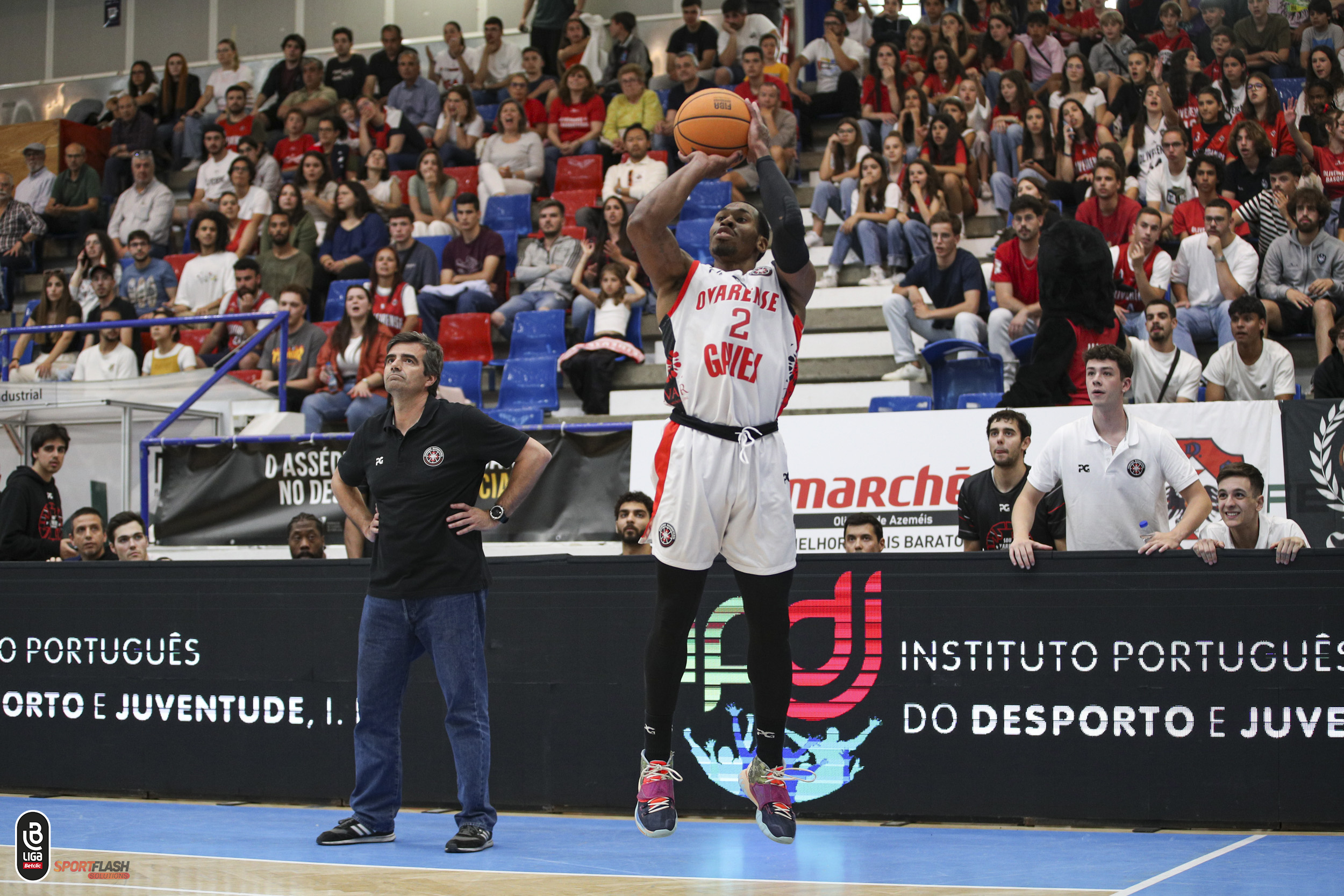 OVARENSE VENCE U. OLIVEIRENSE E MARCA ENCONTRO COM O BENFICA NAS  MEIAS-FINAIS DA LIGA BETCLIC DE BASQUETEBOL - TV Guadiana