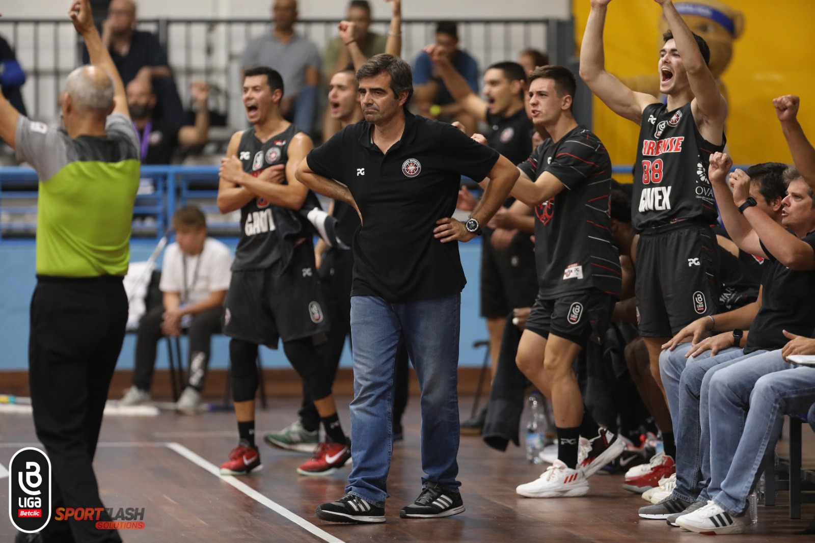 Benfica arrasa a Ovarense no jogo 1 das meias-finais da Liga Betclic de  basquetebol