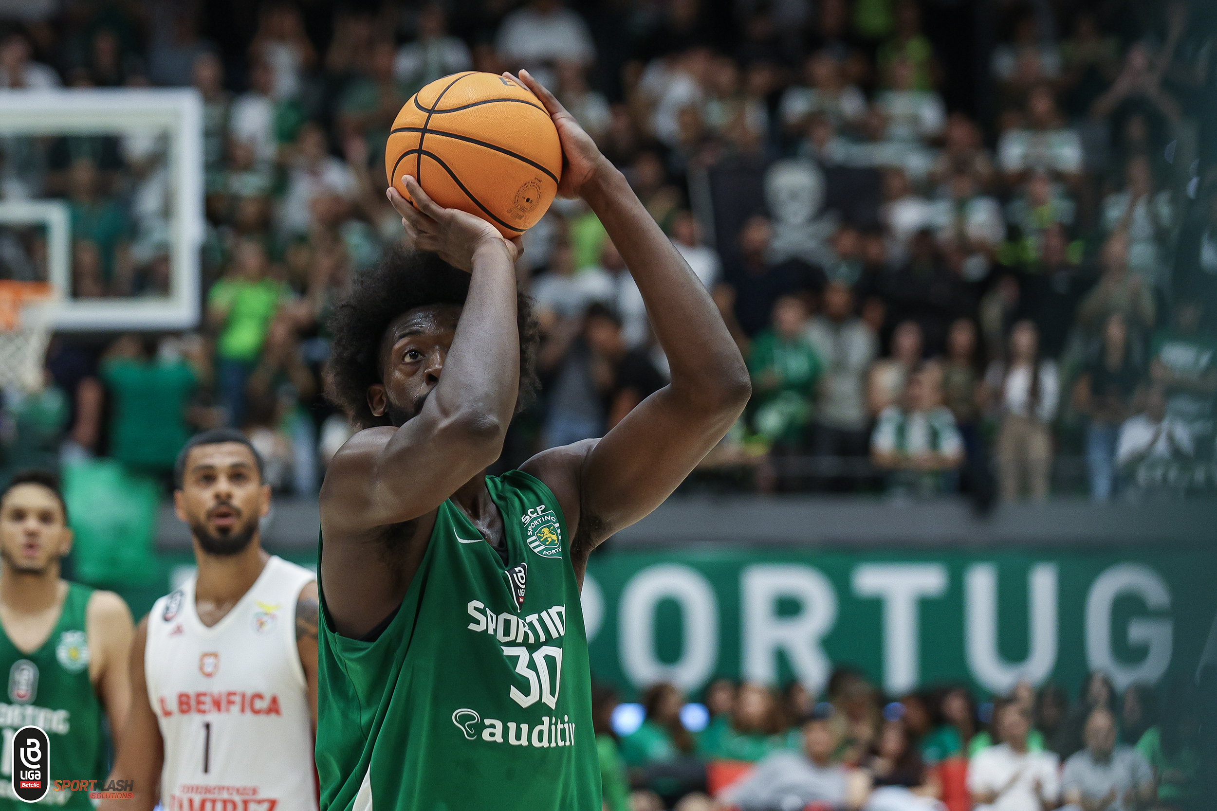 Quatro jogos, três vitórias, xeque-mate: Benfica volta a vencer Sporting e  sagra-se bicampeão nacional de basquetebol – Observador