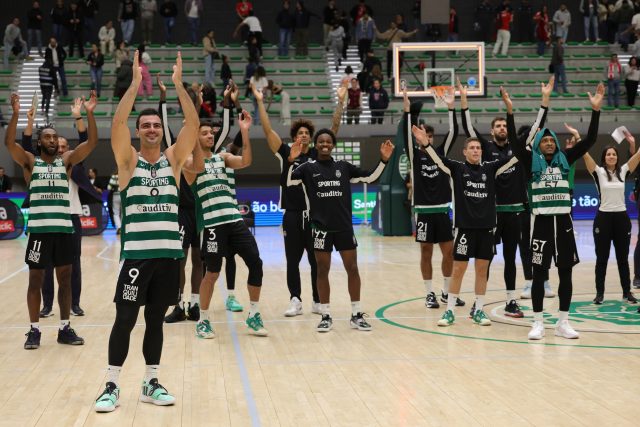 Benfica arrasa a Ovarense no jogo 1 das meias-finais da Liga Betclic de  basquetebol